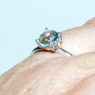 Einzelstück, zarter Ring aus 925 Silber mit einem runden, hellblauen, funkelnd facettierten Edeltopas, sicher eingefaßt in einem 4-Krapper-Cabochon, poliert, Ringweite 54 -	Nur erhältlich bei www.danilogold-shop.de
