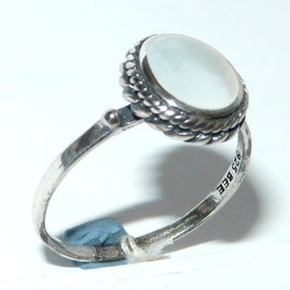 Einzelstück, zarter Ring aus 925 Silber mit einem rundlichen Oval aus weißem schillernden Perlmutt, umrundet von einem Kordelrand und mit 2 Kügelchen verziert, Ringweite 58 -	Unikatschmuck nur erhältlich im Onlineshop von Juwelier & Goldschmiede Danilo! 