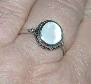 Einzelstück, zarter Ring aus 925 Silber mit einem rundlichen Oval aus weißem schillernden Perlmutt, umrundet von einem Kordelrand und mit 2 Kügelchen verziert, Ringweite 58 -	Unikatschmuck nur erhältlich im Onlineshop von Juwelier & Goldschmiede Danilo! 