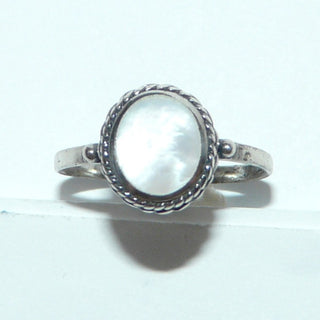 Einzelstück, zarter Ring aus 925 Silber mit einem rundlichen Oval aus weißem schillernden Perlmutt, umrundet von einem Kordelrand und mit 2 Kügelchen verziert, Ringweite 58 -	Unikatschmuck nur erhältlich im Onlineshop von Juwelier & Goldschmiede Danilo! 