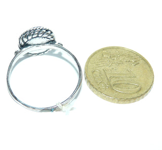 Einzelstück, zarter Ring aus 925 Silber mit einem rundlichen Oval aus weißem schillernden Perlmutt, umrundet von einem Kordelrand und mit 2 Kügelchen verziert, Ringweite 58 -	Unikatschmuck nur erhältlich im Onlineshop von Juwelier & Goldschmiede Danilo! 