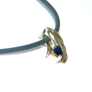 zartes Einzelstück, blattförmig geschwungener Saphir-Anhänger aus 585 Gold, navette-förmiger, funkelnd facettierter, blauer Saphir in 2-Krapper-Chaton, zum Durchfädeln -	Nur erhältlich bei www.danilogold-shop.de