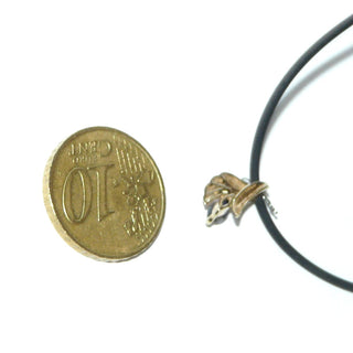 zartes Einzelstück, blattförmig geschwungener Saphir-Anhänger aus 585 Gold, navette-förmiger, funkelnd facettierter, blauer Saphir in 2-Krapper-Chaton, zum Durchfädeln -	Nur erhältlich bei www.danilogold-shop.de