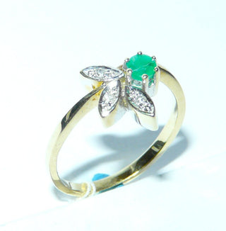 Einzelstück, zarter Smaragd-Ring "halbe Blüte" aus 585 Gelbgold mit einem runden, facettierten Smaragd in schöner Farbe und typischen Einschlüssen in 6-Krapper-Chaton sowie 3 Diamanten von zusammen 0,03 Karat in je einem Blättchen eingefaßt, Ringweite 57. -	Nur erhältlich bei www.danilogold-shop.de
