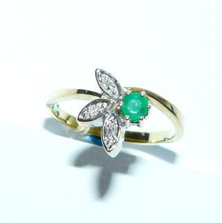 Einzelstück, zarter Smaragd-Ring "halbe Blüte" aus 585 Gelbgold mit einem runden, facettierten Smaragd in schöner Farbe und typischen Einschlüssen in 6-Krapper-Chaton sowie 3 Diamanten von zusammen 0,03 Karat in je einem Blättchen eingefaßt, Ringweite 57. -	Nur erhältlich bei www.danilogold-shop.de