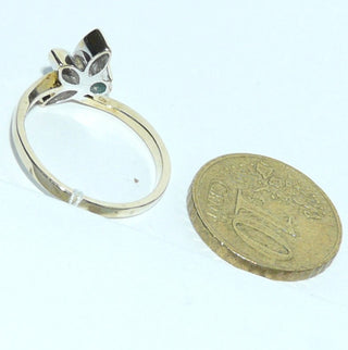 Einzelstück, zarter Smaragd-Ring "halbe Blüte" aus 585 Gelbgold mit einem runden, facettierten Smaragd in schöner Farbe und typischen Einschlüssen in 6-Krapper-Chaton sowie 3 Diamanten von zusammen 0,03 Karat in je einem Blättchen eingefaßt, Ringweite 57. -	Nur erhältlich bei www.danilogold-shop.de