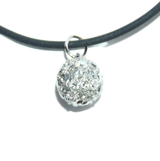 antikes Einzelstück, zarter Vintage-Diamant-Kugel-Anhänger aus 585 Weißgold, mit diversen, funkelnd facettierten Achtkant-Diamanten + Diamant-Rosen rundherum ausgefaßt, zusammen ca. 0,40 Karat, um 1940 -	Unikatschmuck nur erhältlich im Onlineshop von Juwelier & Goldschmiede Danilo! 