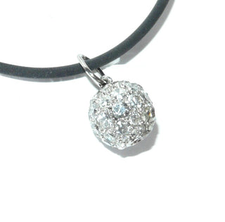 antikes Einzelstück, zarter Vintage-Diamant-Kugel-Anhänger aus 585 Weißgold, mit diversen, funkelnd facettierten Achtkant-Diamanten + Diamant-Rosen rundherum ausgefaßt, zusammen ca. 0,40 Karat, um 1940 -	Unikatschmuck nur erhältlich im Onlineshop von Juwelier & Goldschmiede Danilo! 