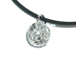 antikes Einzelstück, zarter Vintage-Diamant-Kugel-Anhänger aus 585 Weißgold, mit diversen, funkelnd facettierten Achtkant-Diamanten + Diamant-Rosen rundherum ausgefaßt, zusammen ca. 0,40 Karat, um 1940 -	Unikatschmuck nur erhältlich im Onlineshop von Juwelier & Goldschmiede Danilo! 