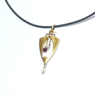 antikes Einzelstück, zarter Vintage-Granat-Anhänger Art-Deco mit einer Granat-Kugel in typischen Granat-Rot + 2 Perlen, eine beweglich, aus 333 Gold, matt, um 1930 -	Vintage-Schmuck nur im Onlineshop von danilogold!