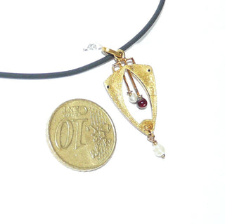 antikes Einzelstück, zarter Vintage-Granat-Anhänger Art-Deco mit einer Granat-Kugel in typischen Granat-Rot + 2 Perlen, eine beweglich, aus 333 Gold, matt, um 1930 -	Vintage-Schmuck nur im Onlineshop von danilogold!