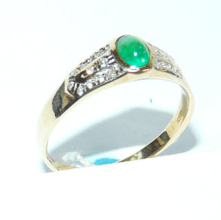 Einzelstück, zarter Vintage-Ring in Bandring-Form aus 585 Gelbgold mit einem ovalen Smaragd-Cabochon von ca. 0,40 Karat mit wunderschöner Farbe sowie 22 funkelnden Achtkant-Diamanten von zusammen ca. 0,20 Karat, um 1980, Ringweite 63 -	Unikate und Pretiosen nur erhältlich im Onlineshop der Goldschmiede Danilo!