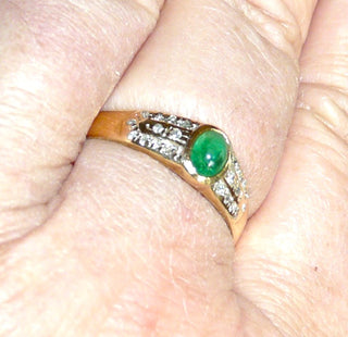 Einzelstück, zarter Vintage-Ring in Bandring-Form aus 585 Gelbgold mit einem ovalen Smaragd-Cabochon von ca. 0,40 Karat mit wunderschöner Farbe sowie 22 funkelnden Achtkant-Diamanten von zusammen ca. 0,20 Karat, um 1980, Ringweite 63 -	Unikate und Pretiosen nur erhältlich im Onlineshop der Goldschmiede Danilo!