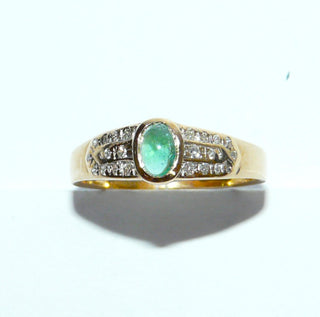 Einzelstück, zarter Vintage-Ring in Bandring-Form aus 585 Gelbgold mit einem ovalen Smaragd-Cabochon von ca. 0,40 Karat mit wunderschöner Farbe sowie 22 funkelnden Achtkant-Diamanten von zusammen ca. 0,20 Karat, um 1980, Ringweite 63 -	Unikate und Pretiosen nur erhältlich im Onlineshop der Goldschmiede Danilo!