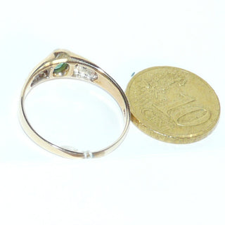 Einzelstück, zarter Vintage-Ring in Bandring-Form aus 585 Gelbgold mit einem ovalen Smaragd-Cabochon von ca. 0,40 Karat mit wunderschöner Farbe sowie 22 funkelnden Achtkant-Diamanten von zusammen ca. 0,20 Karat, um 1980, Ringweite 63 -	Unikate und Pretiosen nur erhältlich im Onlineshop der Goldschmiede Danilo!