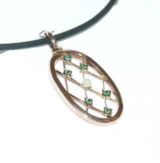 antikes Einzelstück, zarter ovaler Vintage-Smaragd-Anhänger Art Deco aus 333 Gold mit 6 Mini-Smaragden + 1 Mini-Perle, feines Streben-Gitte mit Goldrand, um 1920 -	Vintage-Schmuck nur im Onlineshop von danilogold!