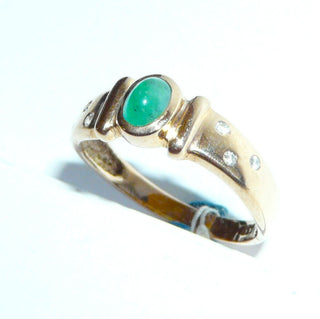 Einzelstück, zarter, leicht geschwungener Vintage-Ring, Smaragd-Bandring aus 333 Gold mit einem ovalen Smaragd-Cabochon in schöner Farbe und typischen natürlichen Einschlüssen + 6 Achtkant-Diamanten von zusammen 0,03 Karat, um 1980, Ringweite 55,5 -	Vintage-Schmuck nur im Onlineshop von danilogold!