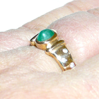 Einzelstück, zarter, leicht geschwungener Vintage-Ring, Smaragd-Bandring aus 333 Gold mit einem ovalen Smaragd-Cabochon in schöner Farbe und typischen natürlichen Einschlüssen + 6 Achtkant-Diamanten von zusammen 0,03 Karat, um 1980, Ringweite 55,5 -	Vintage-Schmuck nur im Onlineshop von danilogold!