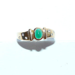 Einzelstück, zarter, leicht geschwungener Vintage-Ring, Smaragd-Bandring aus 333 Gold mit einem ovalen Smaragd-Cabochon in schöner Farbe und typischen natürlichen Einschlüssen + 6 Achtkant-Diamanten von zusammen 0,03 Karat, um 1980, Ringweite 55,5 -	Vintage-Schmuck nur im Onlineshop von danilogold!