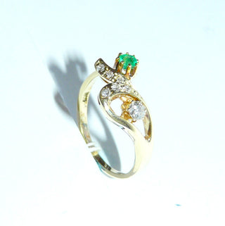 Einzelstück, zarter Vintage-Smaragd-Ring, geschwungener Juwelen-Ring aus 585 Gelbgold mit einem runden, facettierten Smaragd mit sehr schöner Farbe + 1 Brillant von 0,12 Karat sowie 6 Achtkant-Diamanten von zusammen 0,06 Karat, um 1970, Ringweite 54,5. -	Vintage-Schmuck nur im Onlineshop von danilogold!