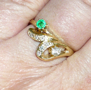 Einzelstück, zarter Vintage-Smaragd-Ring, geschwungener Juwelen-Ring aus 585 Gelbgold mit einem runden, facettierten Smaragd mit sehr schöner Farbe + 1 Brillant von 0,12 Karat sowie 6 Achtkant-Diamanten von zusammen 0,06 Karat, um 1970, Ringweite 54,5. -	Vintage-Schmuck nur im Onlineshop von danilogold!