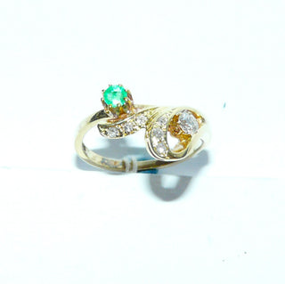 Einzelstück, zarter Vintage-Smaragd-Ring, geschwungener Juwelen-Ring aus 585 Gelbgold mit einem runden, facettierten Smaragd mit sehr schöner Farbe + 1 Brillant von 0,12 Karat sowie 6 Achtkant-Diamanten von zusammen 0,06 Karat, um 1970, Ringweite 54,5. -	Vintage-Schmuck nur im Onlineshop von danilogold!