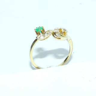 Einzelstück, zarter Vintage-Smaragd-Ring, geschwungener Juwelen-Ring aus 585 Gelbgold mit einem runden, facettierten Smaragd mit sehr schöner Farbe + 1 Brillant von 0,12 Karat sowie 6 Achtkant-Diamanten von zusammen 0,06 Karat, um 1970, Ringweite 54,5. -	Vintage-Schmuck nur im Onlineshop von danilogold!