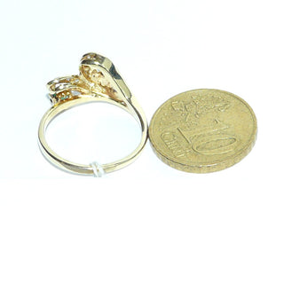 Einzelstück, zarter Vintage-Smaragd-Ring, geschwungener Juwelen-Ring aus 585 Gelbgold mit einem runden, facettierten Smaragd mit sehr schöner Farbe + 1 Brillant von 0,12 Karat sowie 6 Achtkant-Diamanten von zusammen 0,06 Karat, um 1970, Ringweite 54,5. -	Vintage-Schmuck nur im Onlineshop von danilogold!