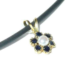 zartes Einzelstück, kleiner Saphir-Perlen-Anhänger aus 333 Gold, in runder Rosettenanordnung 6 funkelnd facettierte, blaue Saphire + eine Akoja-Perle in der Mitte, feste Dreieckschlaufe-	Unikatschmuck nur erhältlich im Onlineshop von Juwelier & Goldschmiede Danilo!   