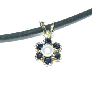 zartes Einzelstück, kleiner Saphir-Perlen-Anhänger aus 333 Gold, in runder Rosettenanordnung 6 funkelnd facettierte, blaue Saphire + eine Akoja-Perle in der Mitte, feste Dreieckschlaufe-	Unikatschmuck nur erhältlich im Onlineshop von Juwelier & Goldschmiede Danilo!   