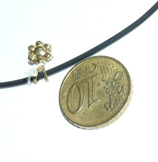 zartes Einzelstück, kleiner Saphir-Perlen-Anhänger aus 333 Gold, in runder Rosettenanordnung 6 funkelnd facettierte, blaue Saphire + eine Akoja-Perle in der Mitte, feste Dreieckschlaufe-	Unikatschmuck nur erhältlich im Onlineshop von Juwelier & Goldschmiede Danilo!   