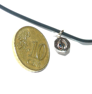 zartes Einzelstück, kleiner Vintage-Anhänger im Art-Deko aus 585 Gold, eine runde, funkelnd facettierte, für die Zeit typische, blaue Saphir-Replik in einem Achteck-Goldspiegel mit Luftschnitt, um 1930 -	Unikatschmuck nur erhältlich im Onlineshop von Juwelier & Goldschmiede Danilo! 