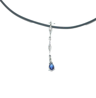 zartes Einzelstück, langer beweglicher Vintage-Pendel-Anhänger Art-Deko aus 585 Weißgold mit 3 Diamanten im Rosenschliff und einer tropfenförmigen, funkelnd facettierten, für die Zeit typischen, blauen Saphir-Replik, um 1920 -	Vintage-Schmuck nur im Onlineshop von danilogold!