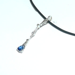 zartes Einzelstück, langer beweglicher Vintage-Pendel-Anhänger Art-Deko aus 585 Weißgold mit 3 Diamanten im Rosenschliff und einer tropfenförmigen, funkelnd facettierten, für die Zeit typischen, blauen Saphir-Replik, um 1920 -	Vintage-Schmuck nur im Onlineshop von danilogold!
