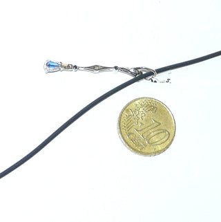 zartes Einzelstück, langer beweglicher Vintage-Pendel-Anhänger Art-Deko aus 585 Weißgold mit 3 Diamanten im Rosenschliff und einer tropfenförmigen, funkelnd facettierten, für die Zeit typischen, blauen Saphir-Replik, um 1920 -	Vintage-Schmuck nur im Onlineshop von danilogold!