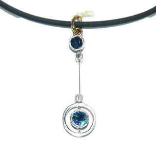 zarter Einzelstück, langer, beweglicher Vintage-Pendel-Anhänger Art-Deko aus 585 Weiß- + Gelbgold, mit zwei Achtkant-Diamanten und zwei runden, funkelnd facettierten, blauen Saphire von zusammen 0,51 Karat, um 1920 -	Unikatschmuck nur erhältlich im Onlineshop von Juwelier & Goldschmiede Danilo! 