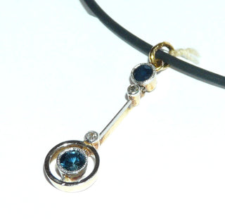 zarter Einzelstück, langer, beweglicher Vintage-Pendel-Anhänger Art-Deko aus 585 Weiß- + Gelbgold, mit zwei Achtkant-Diamanten und zwei runden, funkelnd facettierten, blauen Saphire von zusammen 0,51 Karat, um 1920 -	Unikatschmuck nur erhältlich im Onlineshop von Juwelier & Goldschmiede Danilo! 
