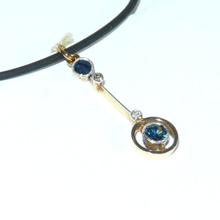 zarter Einzelstück, langer, beweglicher Vintage-Pendel-Anhänger Art-Deko aus 585 Weiß- + Gelbgold, mit zwei Achtkant-Diamanten und zwei runden, funkelnd facettierten, blauen Saphire von zusammen 0,51 Karat, um 1920 -	Unikatschmuck nur erhältlich im Onlineshop von Juwelier & Goldschmiede Danilo! 