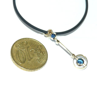 zarter Einzelstück, langer, beweglicher Vintage-Pendel-Anhänger Art-Deko aus 585 Weiß- + Gelbgold, mit zwei Achtkant-Diamanten und zwei runden, funkelnd facettierten, blauen Saphire von zusammen 0,51 Karat, um 1920 -	Unikatschmuck nur erhältlich im Onlineshop von Juwelier & Goldschmiede Danilo! 