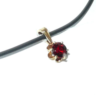Zartes Einzelstück, Vintage-Granat-Anhänger aus 585 Gold mit einem runden, funkelnd facettierten Granat in typischem Granat-Rot, sicher in 6-Krapper Blütenchaton gefaßt, mit fester Dreiecksschlaufe, um 1970 -	Vintage-Schmuck nur im Onlineshop von danilogold!