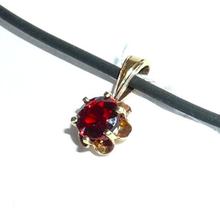 Zartes Einzelstück, Vintage-Granat-Anhänger aus 585 Gold mit einem runden, funkelnd facettierten Granat in typischem Granat-Rot, sicher in 6-Krapper Blütenchaton gefaßt, mit fester Dreiecksschlaufe, um 1970 -	Vintage-Schmuck nur im Onlineshop von danilogold!