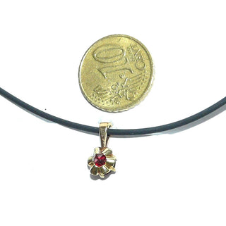 Zartes Einzelstück, Vintage-Granat-Anhänger aus 585 Gold mit einem runden, funkelnd facettierten Granat in typischem Granat-Rot, sicher in 6-Krapper Blütenchaton gefaßt, mit fester Dreiecksschlaufe, um 1970 -	Vintage-Schmuck nur im Onlineshop von danilogold!