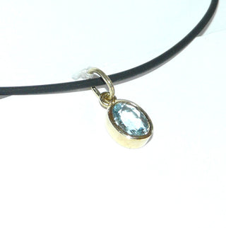 schlichtes Einzelstück, ovaler Blautopas-Anhänger aus 585 Gold, ein ovaler, funkelnd facettierter hellblauer Blautopas in schlichter Zargenfassung sicher gehalten -	Unikatschmuck nur erhältlich im Onlineshop von Juwelier & Goldschmiede Danilo! 