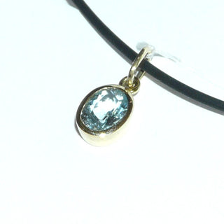 schlichtes Einzelstück, ovaler Blautopas-Anhänger aus 585 Gold, ein ovaler, funkelnd facettierter hellblauer Blautopas in schlichter Zargenfassung sicher gehalten -	Unikatschmuck nur erhältlich im Onlineshop von Juwelier & Goldschmiede Danilo! 
