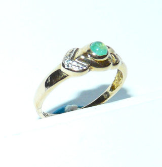 Einzelstück, schmaler zarter Smaragd-Ring aus 333 Gelbgold mit einem runden Smaragd-Cabochon in schöner Farbe + 1 Diamanten, Ringweite 48 -	Nur erhältlich im Onlineshop von Juwelier & Goldschmiede Danilo!