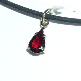 zartes Einzelstück, tropfenförmiger Granat-Anhänger aus 333 Gold, ein kleiner, dunkelroter, funkelnd facettierter Granat-Tropfen in 4-Krapper-Chaton mit Dreieckschlaufe -	Nur erhältlich im Onlineshop von Juwelier & Goldschmiede Danilo!