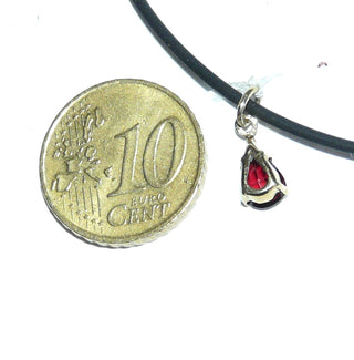 zartes Einzelstück, tropfenförmiger Granat-Anhänger aus 333 Gold, ein kleiner, dunkelroter, funkelnd facettierter Granat-Tropfen in 4-Krapper-Chaton mit Dreieckschlaufe -	Nur erhältlich im Onlineshop von Juwelier & Goldschmiede Danilo!