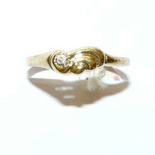 zierliches Einzelstück, zarter verspielter Diamantring, Antragsring, Solitär-Verlobungsring Wellenreiter aus 333 Gelbgold mit zwei stilisierten Wellen, auf denen der Diamant zu surfen scheint, mit einem funkelnden Diamant von 0,02 Karat, Ringweite 55, poliert -	Nur erhältlich bei www.danilogold-shop.de