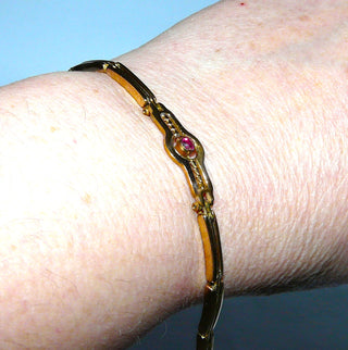 antikes Einzelstück, zartes Biedermeier-Vintage-Armband aus roséfarbenem Golddoublé, typische rote Rubin-Replik, Länge 18 cm, Kastenschloß, Sicherheitskette, um 1850 -	Vintage-Schmuck nur im Onlineshop von danilogold!