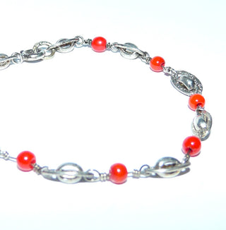 Einzelstück, zartes Vintage-Armband aus 835 Silber mit roten Korallen-Repliken, gravierte, ovale Zwischenteile, Länge 17,5 cm, Federringverschluß, um 1950 - Vintage-Schmuck nur im Onlineshop von danilogold!